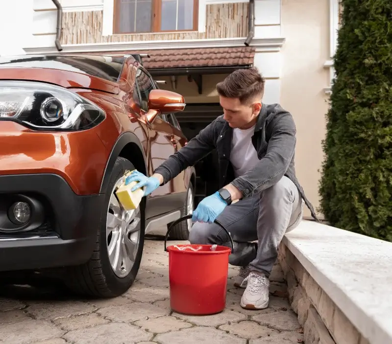 Lavage auto à domicile Le Châtelet-en-Brie : professionnel intervenant sur un véhicule